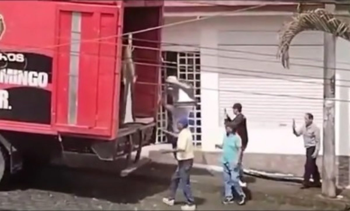 Denuncian uso de vehículo de Bomberos en Santo Domingo para transportar figuras de Noboa