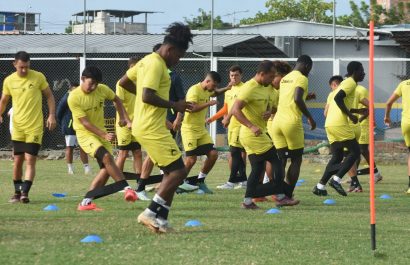 Jugadores de Delfín durante un entrenamiento en Los Geranios. Foto: Delfín SC.