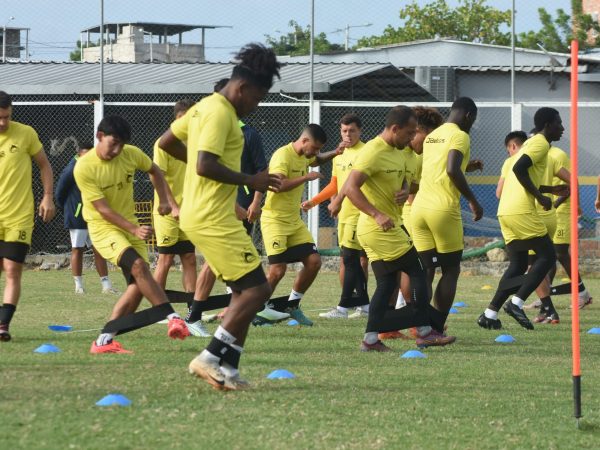 Jugadores de Delfín durante un entrenamiento en Los Geranios. Foto: Delfín SC.