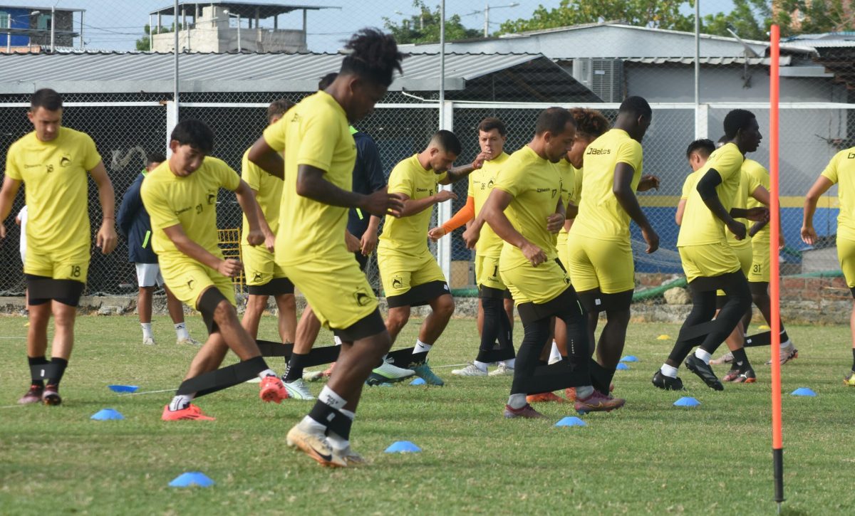 Jugadores de Delfín durante un entrenamiento en Los Geranios. Foto: Delfín SC.