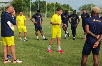 El técnico Patricio Urrutia en un entrenamiento con la plantilla de Delfín SC, en el complejo Los Geranios. FOTO: Delfín SC.