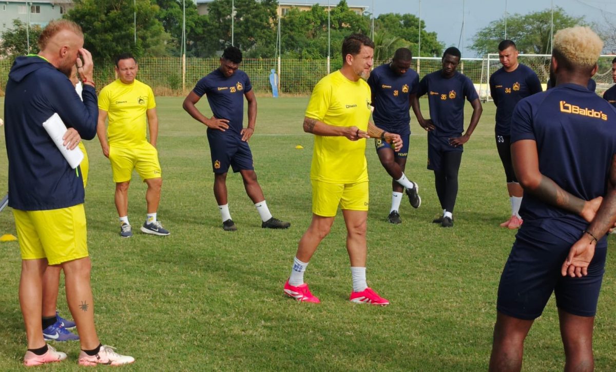 El técnico Patricio Urrutia en un entrenamiento con la plantilla de Delfín SC, en el complejo Los Geranios. FOTO: Delfín SC.