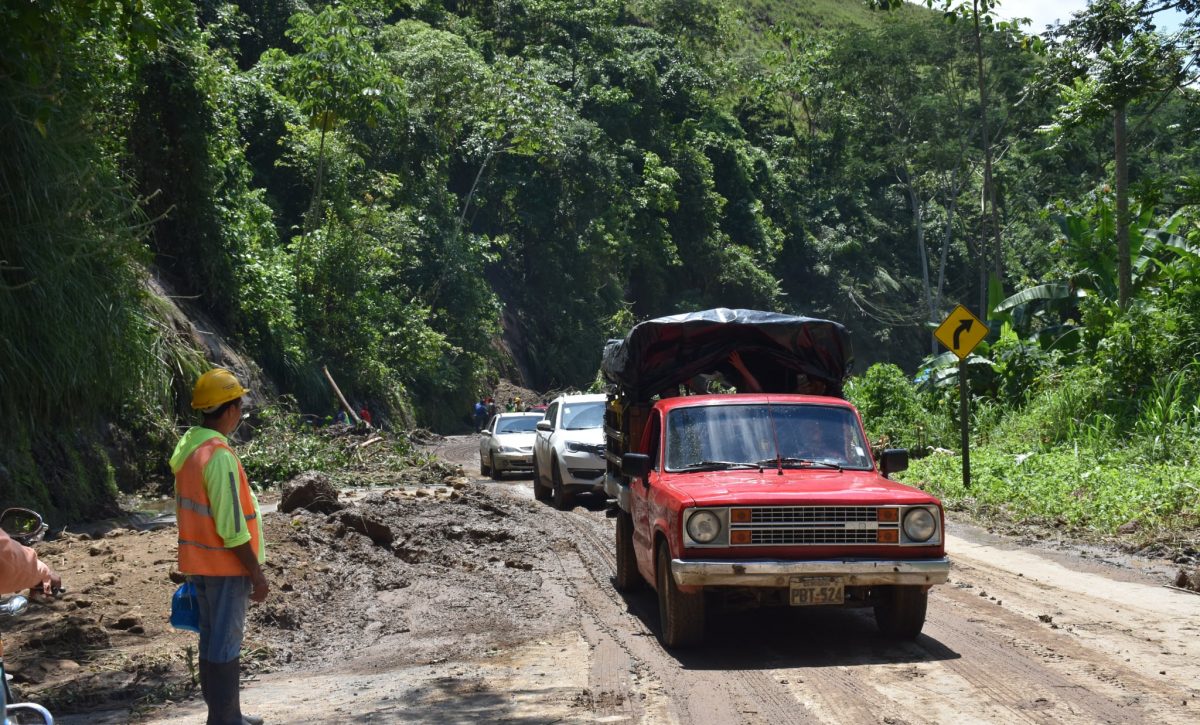 deslizamientos en la vía San Plácido-Pichincha