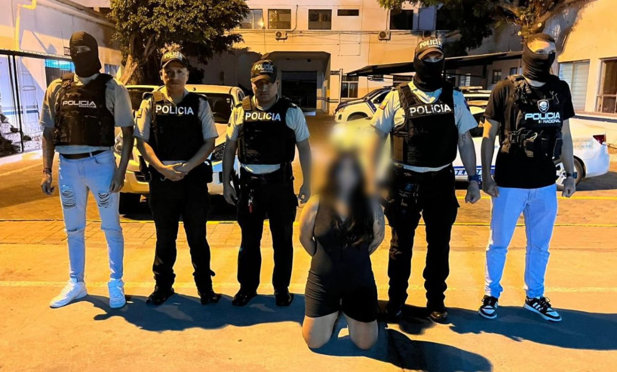 Una mujer detenida es acusada de pertenecer a una banda de extorsionadores.