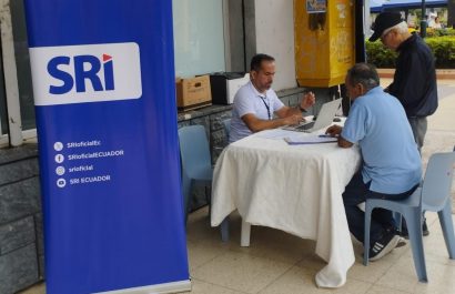 Un funcionario del SRI brindando información a un adulto mayor. FOTO: @SRIoficialEc