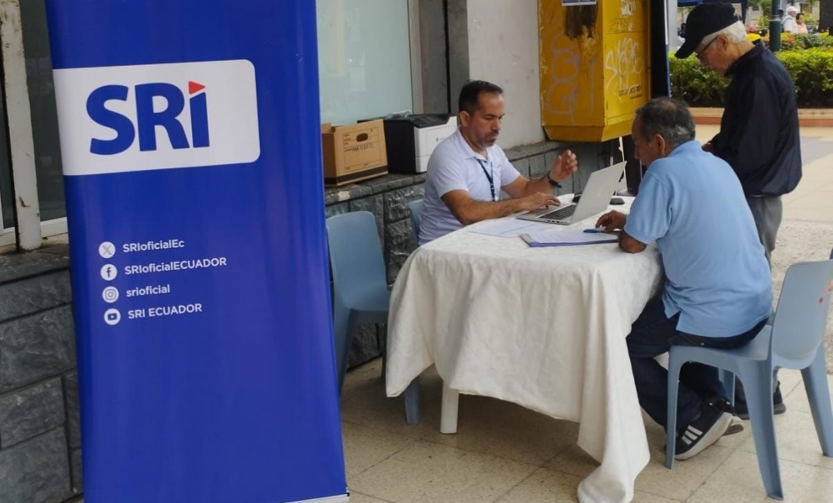 Un funcionario del SRI brindando información a un adulto mayor. FOTO: @SRIoficialEc