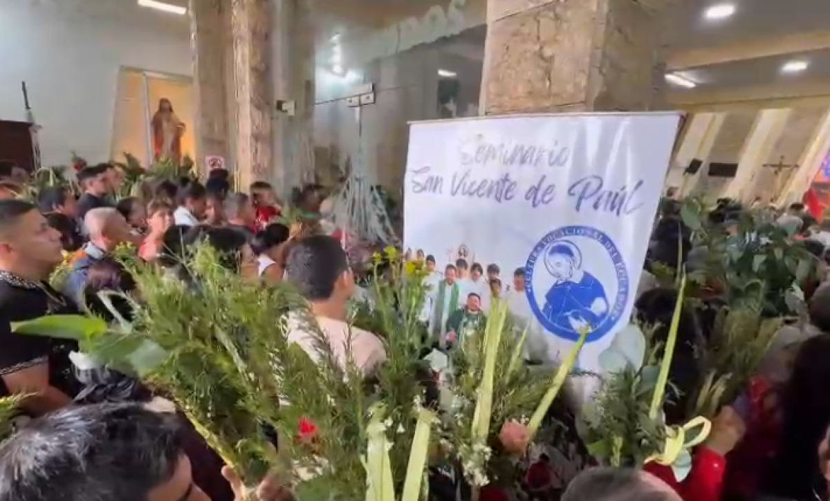 Fieles llenan iglesias de Santo Domingo en el Domingo de Ramos