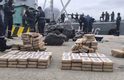 Armada decomisa bultos de droga y frustra transporte ilegal en altamar