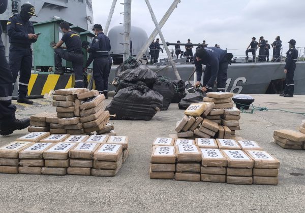 Armada decomisa bultos de droga y frustra transporte ilegal en altamar