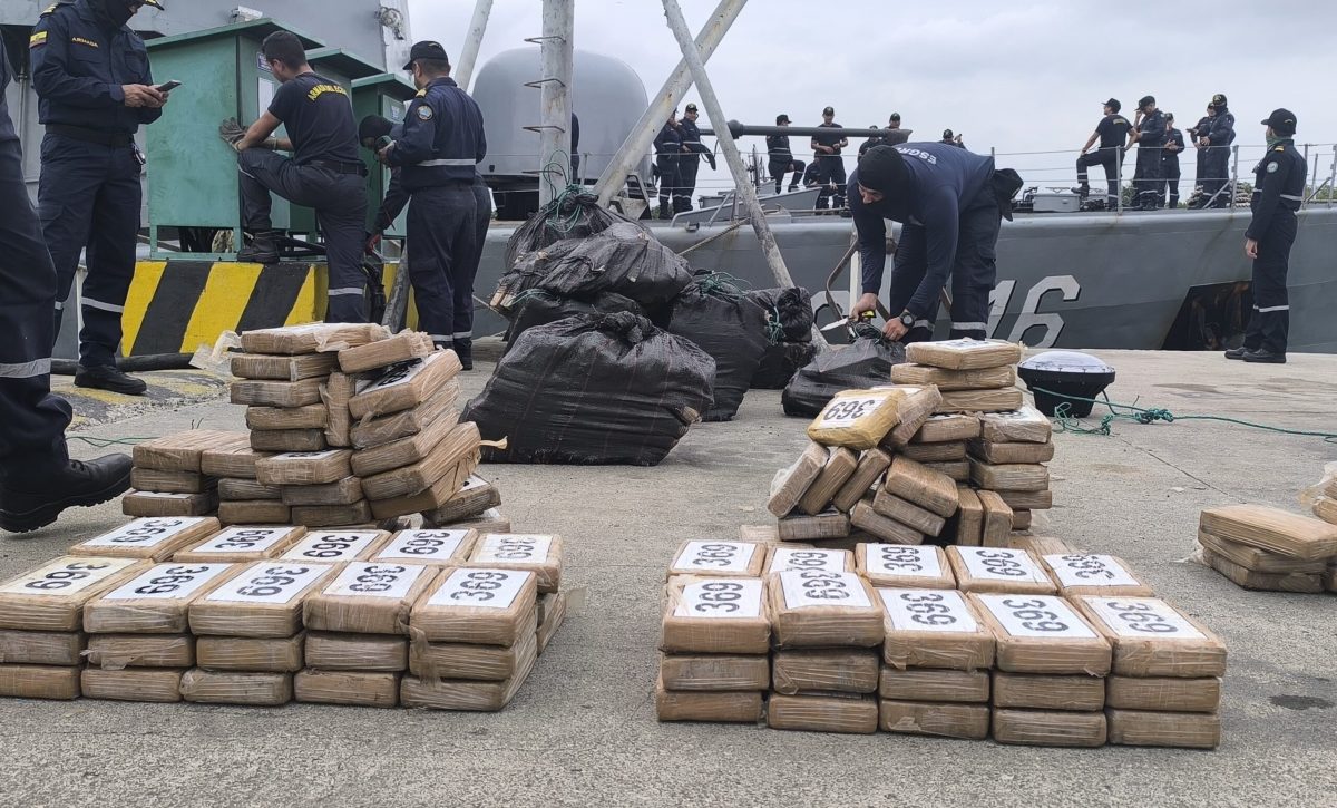Armada decomisa bultos de droga y frustra transporte ilegal en altamar
