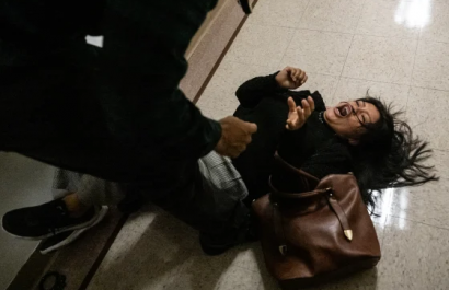 Agente de ICE lanza al suelo a mujer durante detención de su esposo en Manhattan