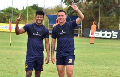 Edilson Cabeza (izq.), en un entrenamiento con Delfín.