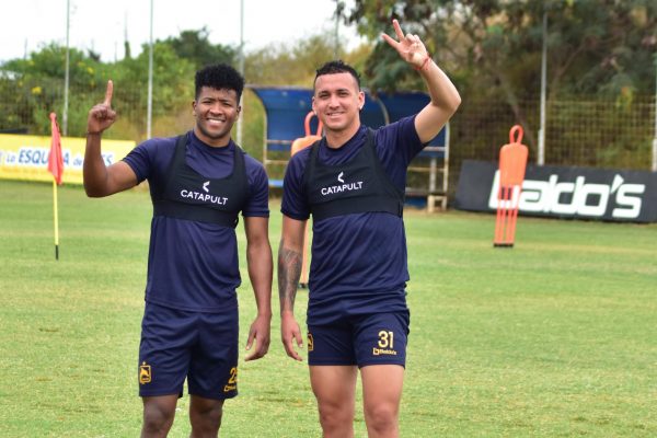 Edilson Cabeza (izq.), en un entrenamiento con Delfín.