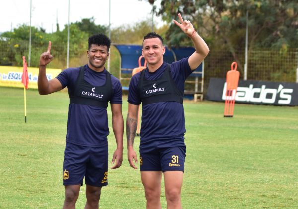 Edilson Cabeza (izq.), en un entrenamiento con Delfín.