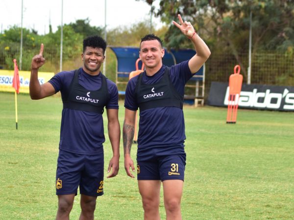 Edilson Cabeza (izq.), en un entrenamiento con Delfín.