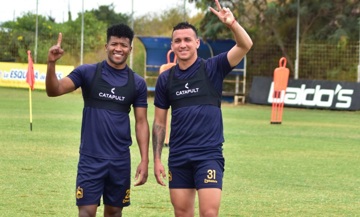 Edilson Cabeza (izq.), en un entrenamiento con Delfín.