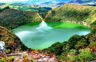 En el corazón de Colombia se encuentra la Laguna de Guatavita. Lugar donde nace la leyenda de El Dorado y donde se han tejido mitos y leyendas en torno a sus tesoros ocultos.