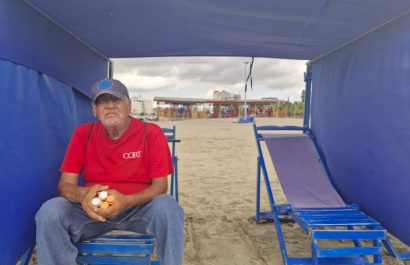 El “Gato” el sábado anterior no vendió ningún bronceador porque el día estuvo frío en la playa El Murciélago.