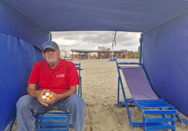 El “Gato” el sábado anterior no vendió ningún bronceador porque el día estuvo frío en la playa El Murciélago.
