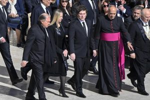 El presidente argentino, Javier Milei, asistió al funeral del Papa Francisco y reconoció errores pasados