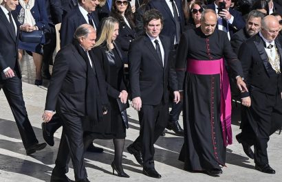 El presidente argentino, Javier Milei, asistió al funeral del Papa Francisco y reconoció errores pasados
