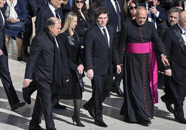 El presidente argentino, Javier Milei, asistió al funeral del Papa Francisco y reconoció errores pasados
