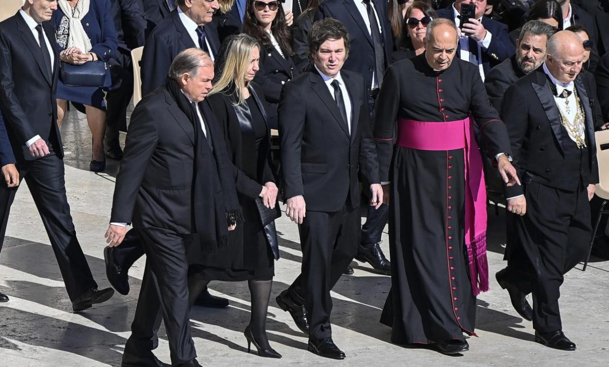El presidente argentino, Javier Milei, asistió al funeral del Papa Francisco y reconoció errores pasados