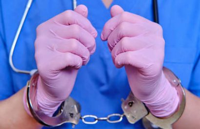 Enfermera de Florida es sorprendida con su hijastro y condenada por abuso sexual