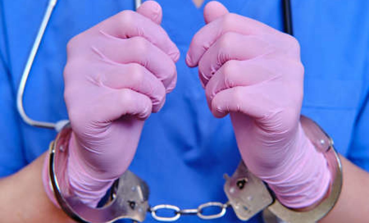 Enfermera de Florida es sorprendida con su hijastro y condenada por abuso sexual