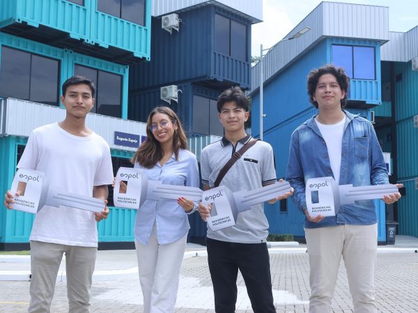 Varios estudiantes beneficiarios de las residencias politécnicas de la ESPOL, en Guayaquil.