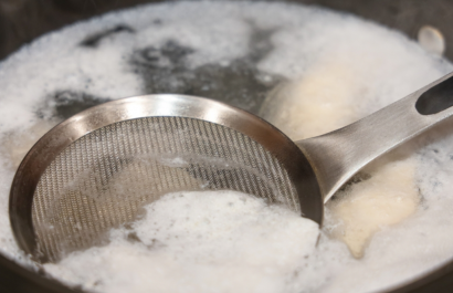 ¡No la tires! La espuma al hervir carne es completamente natural y segura