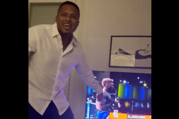 Michael Morales venció por nocaut técnico y Antonio Valencia reaccionó con emoción