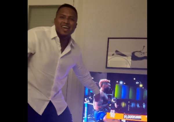 Michael Morales venció por nocaut técnico y Antonio Valencia reaccionó con emoción
