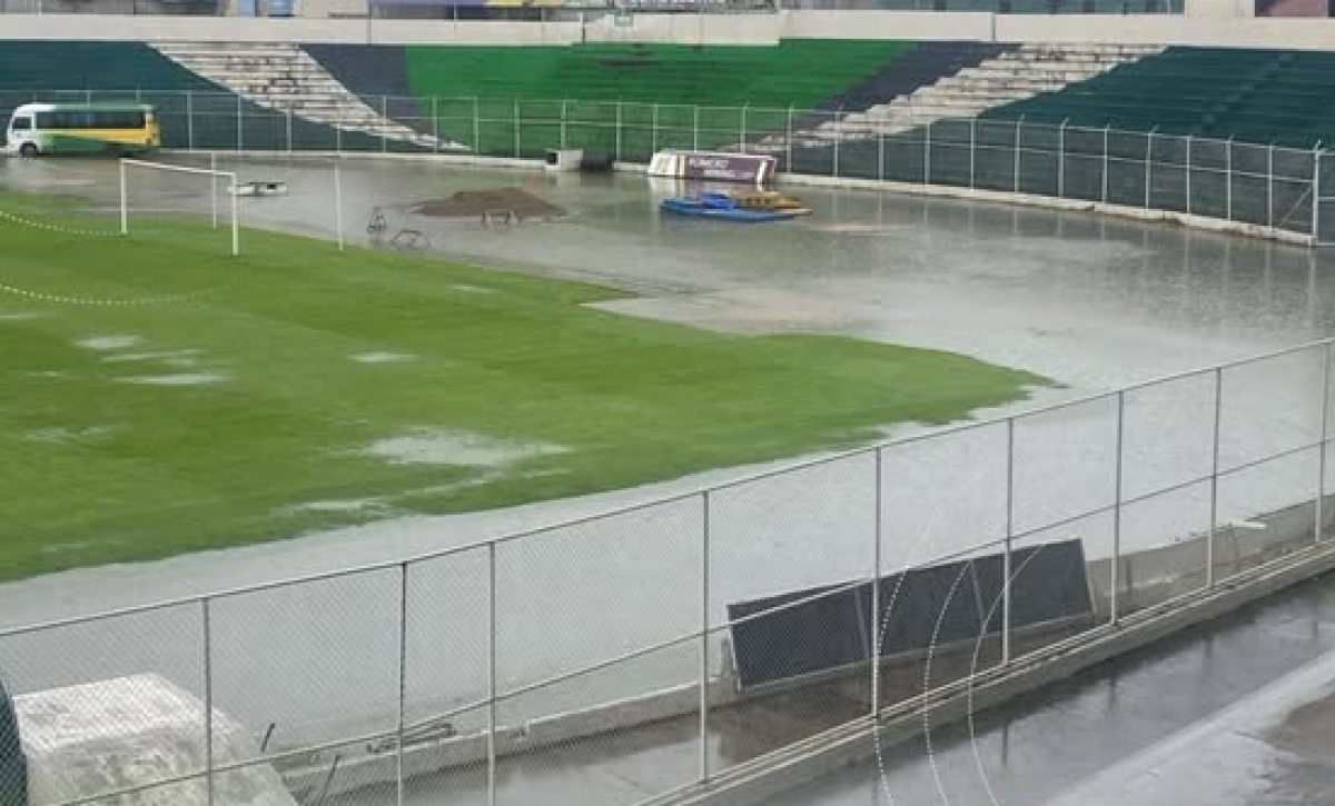 Fuertes lluvias en Machala dejan el Estadio 9 de Mayo en malas condiciones, se espera que para el lunes que juegan Barcelona vs Orense ahí, la situación del campo de juego mejore