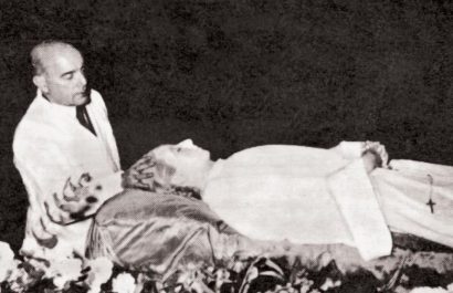 El cuerpo de Eva Perón fue embalsamado después de su muerte el 26 de julio de 1952. El proceso de embalsamamiento fue realizado por el médico Pedro Ara. 