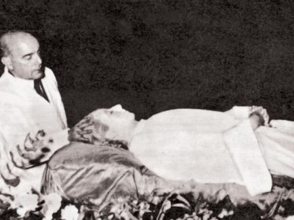 El cuerpo de Eva Perón fue embalsamado después de su muerte el 26 de julio de 1952. El proceso de embalsamamiento fue realizado por el médico Pedro Ara. 