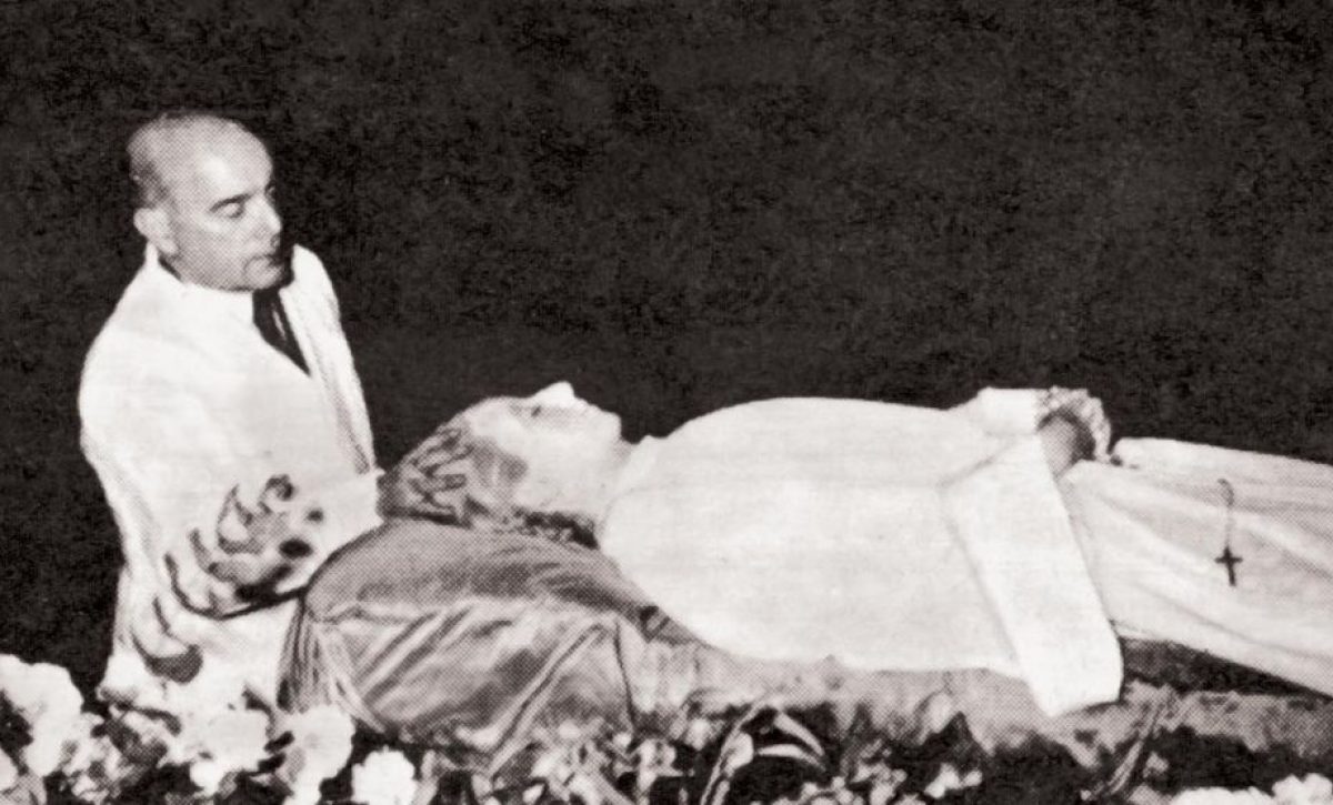 El cuerpo de Eva Perón fue embalsamado después de su muerte el 26 de julio de 1952. El proceso de embalsamamiento fue realizado por el médico Pedro Ara. 