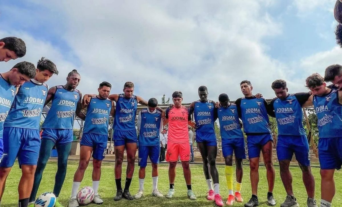 Jugadores de Exapromo Costa FC durante un entrenamiento.