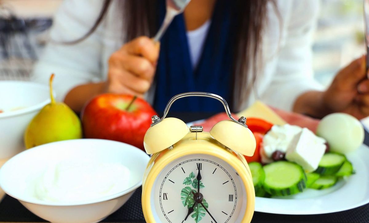 ¿Dejar de comer para estar más sano? Esto dice la ciencia sobre el ayuno intermitente