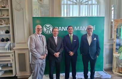 Directivos e invitados del Banco Comercial de Manabí.