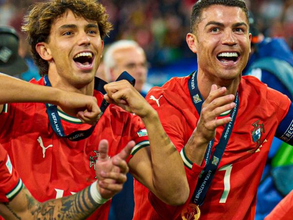 João Félix, junto a Cristiano Ronaldo en la selección de Portugal.
