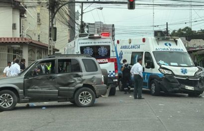 Fuerte choque entre ambulancia y vehículo deja heridos en Machala esta mañana