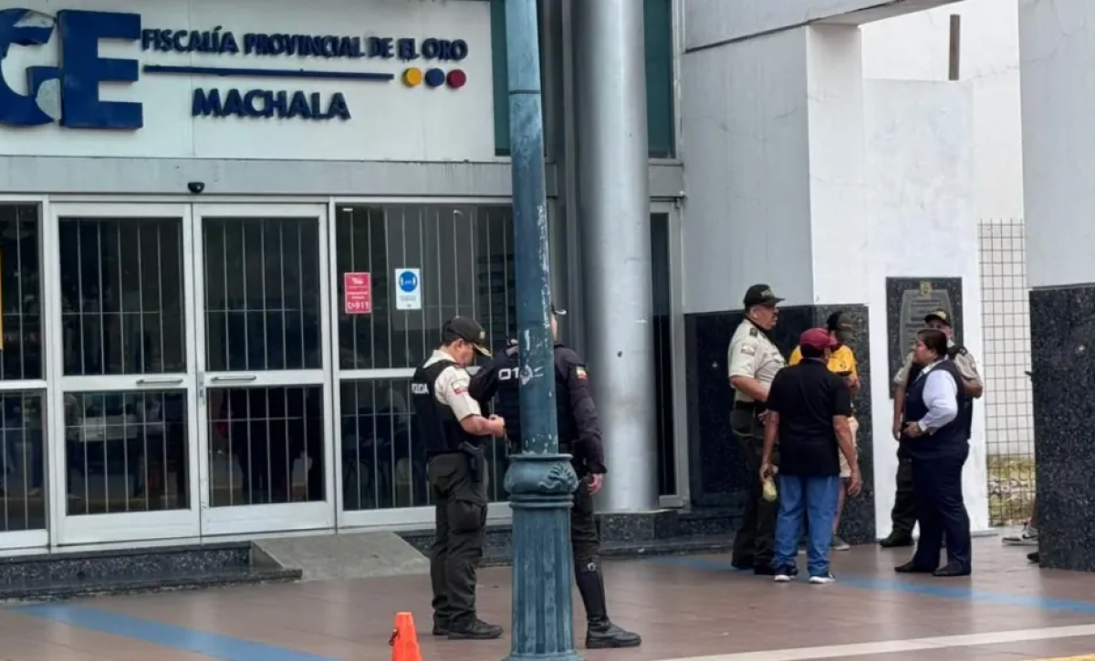 Pánico en Fiscalía de Machala: amenaza de bomba obliga evacuación total