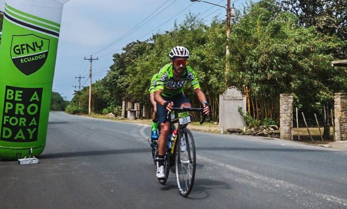Ciclistas locales e internacionales participan en la competencia de GFNY.