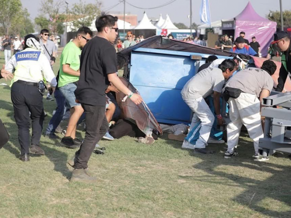 El colapso de la estructura enlutó el festival que terminó clausurado