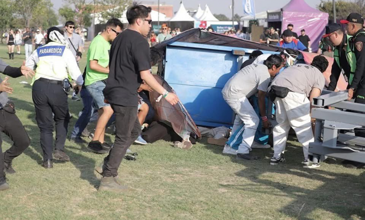 El colapso de la estructura enlutó el festival que terminó clausurado