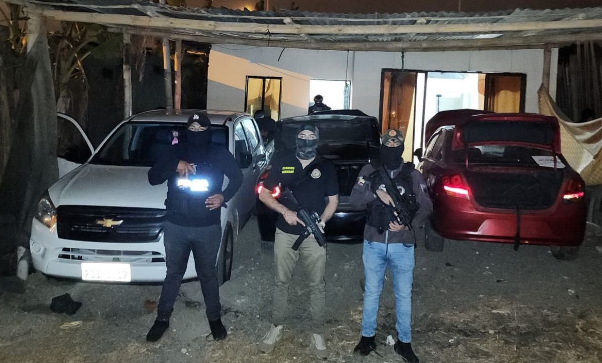 Luego de atentado criminal en San Mateo la policía allanó una casa e incautó tres carros robados.