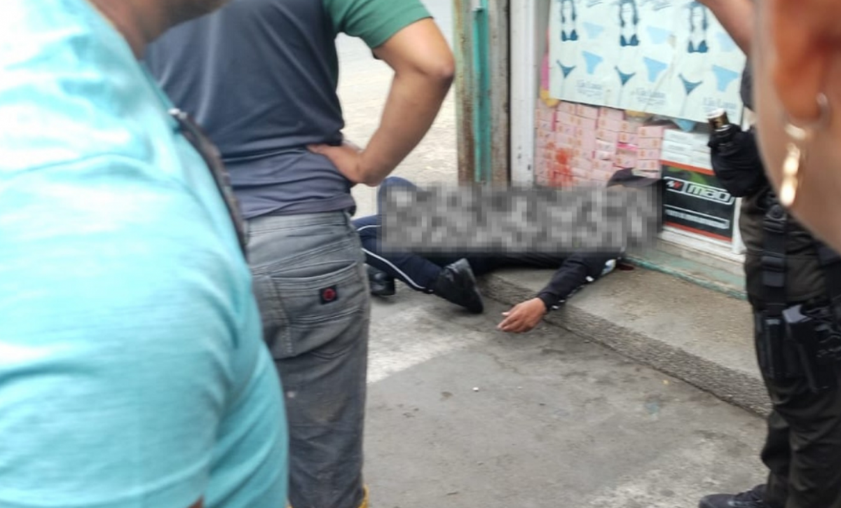 Imágenes impactantes muestran el momento en que un sicario mata a un agente en el Nuevo Tarqui