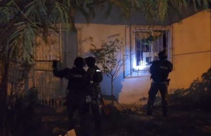 La Policía allanó una vivienda y detuvo a cuatro presuntos extorsionadores.