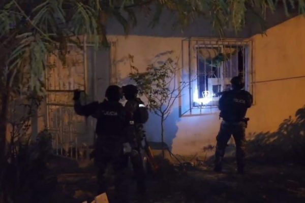 La Policía allanó una vivienda y detuvo a cuatro presuntos extorsionadores.